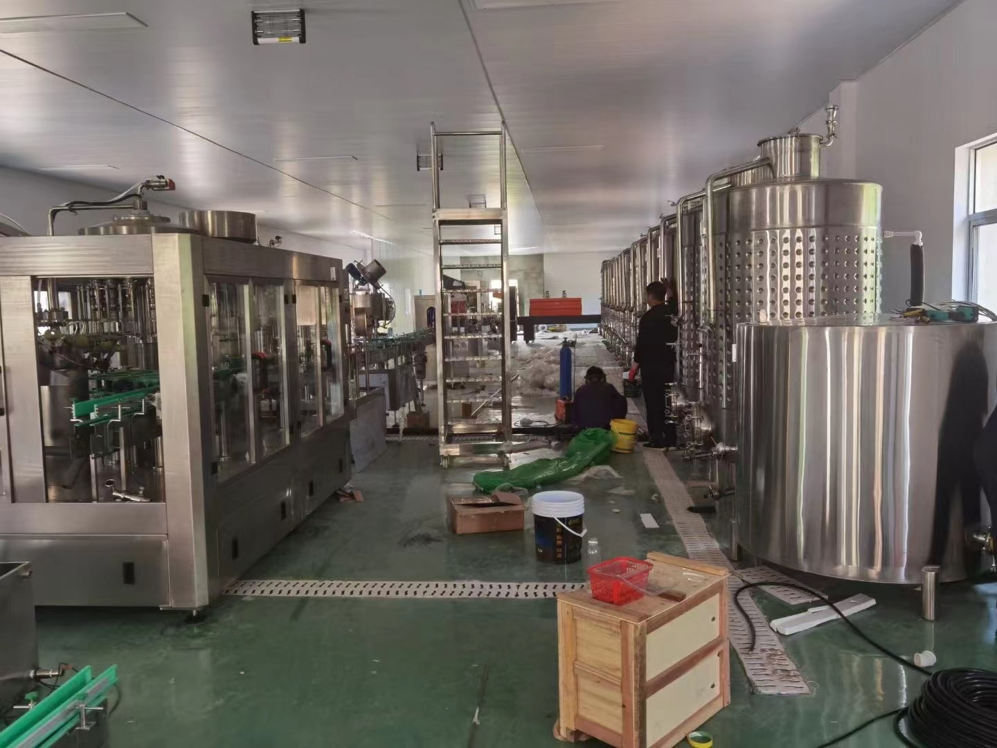 湖北吳總購買的一套果酒設備生產線正在安裝中！